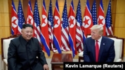 Американскиот претседател Доналд Трамп и севернокорејскиот лидер Ким Џонг Ун во демилитаризираната зона што ги разделува двете Кореи, Панмунџом, 30 јуни 2019 