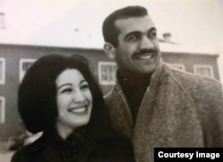 فریدون فرخزاد و خواهرش فروغ فرخزاد، شاعر سرشناس و اثرگذار ایرانی