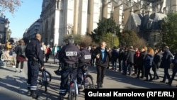 Полицейские, обеспечивающие безопасность рядом собором Нотр-Дам в день проведения поминальной литургии. Париж, 15 ноября 2015 года.