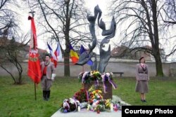 La monumentul în amintirea lui Jan Palach (foto: ICR Praga)