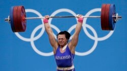 Казахстанская тяжелоатлетка Светлана Подобедова на выступлении во время Олимпиады в Лондоне. Август 2012 года. После перепроверки допинг-проб Подобедова вынуждена была вернуть золотую медаль Игр.