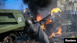 Protestatari aruncând cocktailuri Molotov astăzi în Kiev.