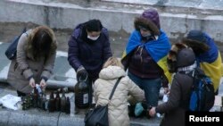 Femei pregătesc cocktailuri Molotov astăzi pe Maidan.