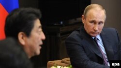 Putin și premierul japonez Shinzo Abe în Soci, 6 mai, 2016