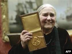 Doris Lessing și distincția oferită de Comitetul Nobel