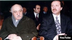 گروه بزرگی از ناظران تازه‌ترین تنش‌ها و جریان پرونده فساد دولتی و مالی را ناشی از نبردی سیاسی میان فتح‌الله گولن (سمت چپ تصویر)، از متحدان پیشین نخست‌وزیر ترکیه، و اردوغان (سمت راست) می‌دانند.