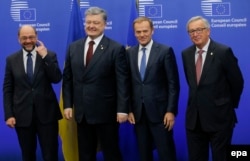 Președintele Parlamentului European Martin Schulz, Petro Poroșenko, președintele Consiliului UE Donald Tusk și cel al Comisiei, Jean Claude Juncker, astăzi la Bruxelles.
