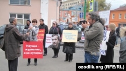 Пикет Бахрома Хамраева в защиту журналиста Сергея Наумова. Москва, октябрь 2013 года.