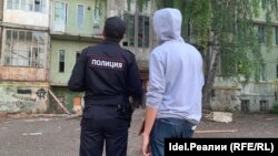 Полицейский у Мергасовского дома. Прибыл по звонку о нахождении людей на крыше