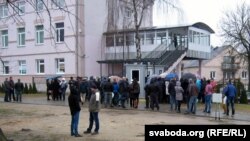 Чарга ў польскі кансулят у Горадні па візы. Архіўнае фота, 2016 год 