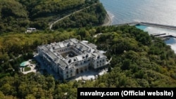 Pe 19 ianuarie, Fundația Anticorupție a publicat un videoclip cu acest palat de la Marea Neagră, care spun că este al lui Vladimir Putin.