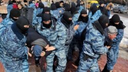 Сотрудники полиции задерживают протестующих. Нур-Султан, 1 мая 2020 года.