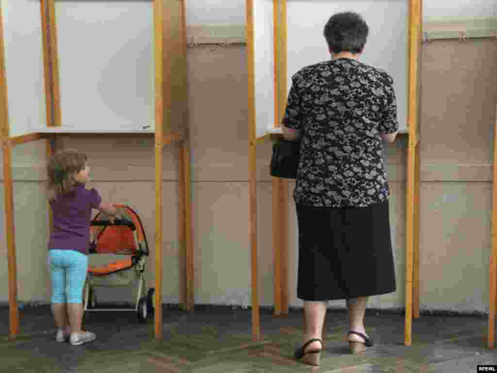 U Crnoj Gori održani lokalni izbori u 14 opština. Glavna politička borba se vodila u Podgorici između koalicije koju predvodi Demokratska partija socijalista i udružene opozicije, 23.05.2010. Foto: Savo Prelević