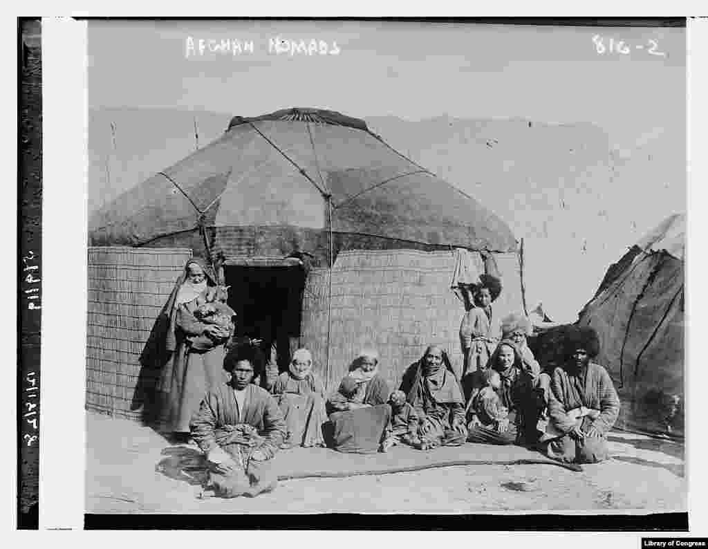 Это фото предлагает окунуться в атмосферу жизни Афганистана. Май 1919 года. Где именно и при каких обстоятельствах сделано фото — неизвестно. Сохранилась лишь сделанная от руки строчка — «Афганские кочевники». 