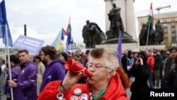 Protest ispred mađarskog parlamenta u Budimpešti, 14. aprila 2025.