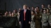 Американскиот претседател Доналд Трамп им се обраќа на војниците за време на ненадејната посета на воздухопловната база Баграм за Денот на благодарноста во 2019 година.
