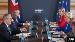 رهبران بریتانیا و اتحادیه اروپا در نخستین نشست رسمی پس از برگزیت، در ۲۹ اردیبهشت در لندن، برای بررسی تقویت روابط دوجانبه گرد هم آمدند