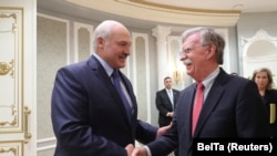 Բելառուսի նախագահ Ալեքսանդր Լուկաշենկոն և ԱՄՆ ազգային անվտանգության հարցերով խորհրդական Ջոն Բոլթոնը, Մինսկ, 29 օգոստոսի, 2019թ. 