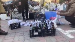 Banorët e Kievit përgatisin kokteje molotovi