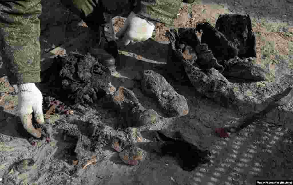 Военный специального «поискового батальона» министерства обороны Беларуси на вскрытии массового захоронения останков сотен людей, убитых в еврейских гетто во время оккупации Бреста нацистами во Второй мировой войне. Фото сделано 26 февраля. 