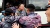 Полицейские заталкивают в автобус участника антиправительственного протеста в Нур-Султане. 9 июня 2019 года.