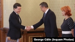 Imagine cu caracter ilustrativ, cu președintele Nicușor Dan (în stânga) și liderul PSD, Sorin Grindeanu. În dreapta este vicepreședinta PSD, Olguța Vasilescu, primarul Craiovei și președintă a Asociației Municipiilor din România.