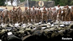 Немецкие солдаты на военной авиабазе в узбекском Термезе. 