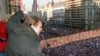 Чехословаччина - Вацлав Гавел виступає перед тисячами демонстрантів на Вацлавській площі у Празі, 10грудня 1989 року.