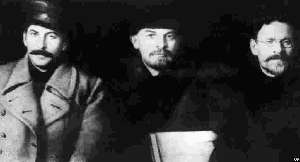 Иосиф Сталин (слева), Владимир Ленин и Михаил Калинин на VIII съезде Российской коммунистической партии (большевиков) в Москве. Март 1919 года. 