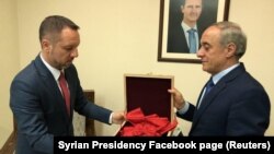 Սիրիայի ԱԳՆ ներկայացուցիչը Ռումինիայի դեսպանությանն է փոխանցում Պատվո լեգեոնի շքանշանը, 19-ը ապրիլի, 2018թ․