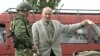 Російський солдат перевіряє авто на контрольно-пропускному пункті Карателі, 1 жовтня 2008 р. (архівне фото)