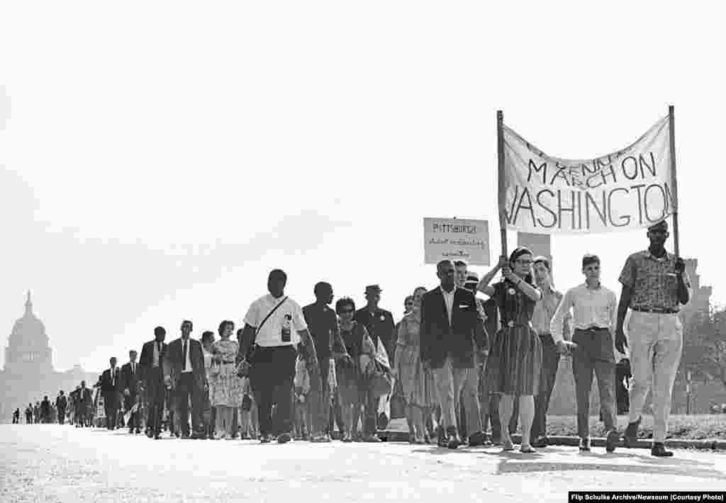 بخشی از شرکت&zwnj;کنندگان در &laquo;راهپیمایی به سوی واشینگتن&raquo; از ساختمان مجالس قانون&zwnj;گذاری آمریکا به سمت بنای یادبود آبراهام لینکلن در شهر واشینگتن حرکت می&zwnj;کنند. 