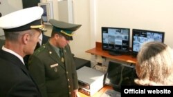 Döwlet migrasiýa gullugynyň wideo gözegçilik edýän otagy.