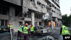 Komunalni radnici čiste teren nakon ruskih napada na Harkiv, 12. juna 2025.