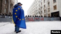 Украина -- ЕвроБертан байракх шех а хьарчийна лаьтта Киеверчу гуламан декъашхо, 12ГIу 2013