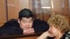 Адвокат Светлана Мурзина (справа) совещается со своим подзащитным Алдаяром Исманкуловым. Алматы, 6 июня 2011 года. 
