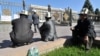 Один из митингов перед зданием Жогорку Кенеша.