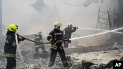 Украински спасувачи по рускиот напад врз Харкив, архивска фотографија.