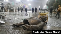 Снесенный памятник первому президенту Казахстана Нурсултану Назарбаеву. Талдыкорган, 5 января 2022 года.