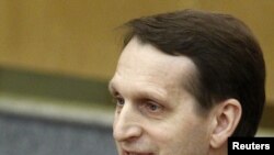 Но в маленьком обществе секреты долго не держатся, в республике информированные источники утверждают: депутаты поехали в Москву просить Сергея Нарышкина помочь Зурабу Кокоеву утвердиться в должности председателя югоосетинского парламента
