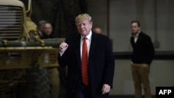 Дональд Трамп АҚШ президенті қызметіндегі бірінші мерзімінде Ауғанстандағы америкалық әскерилер орналасқан Баграм әуе базасында болған. 28 қараша, 2019 жыл.