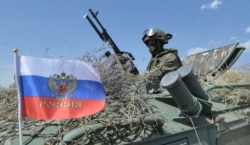 Российский военнослужащий участвует в совместных учениях ОДКБ 9 сентября на полигоне в Балыкчи, примерно в 200 километрах от столицы Кыргызстана Бишкека.