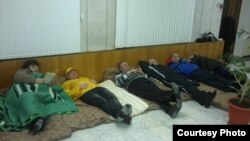 По мнению участников акции протеста, эти выборы незаконны, поскольку подконтрольный краевым властям избирком отказал в регистрации всем неугодным кандидатам, и тем самым нарушил избирательные права горожан