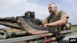 Український військовослужбовець біля селища Кримське. 25 червня 2015 року