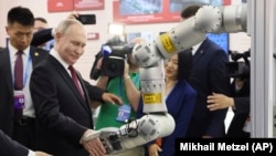 Ruski predsjednik Vladimir Putin na izložbi u Tehnološkom institutu Harbin u sklopu državne posjete Kini 2024. godine.