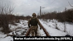 Усього, за даними штабу, за попередню добу зафіксовано 96 обстрілів, 81 з яких із застосуванням забороненого Мінськими домовленостями важкого озброєння