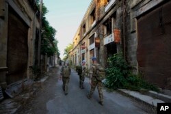 Миротворцы на заброшенной улице в контролируемой ООН буферной зоне в центре разделенной столицы Никосии (Кипр, 18 июня 2024 г.) – 50 лет спустя после того, как война расколола Кипр по этническому признаку