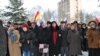 Но слышал и я и другое мнение: избиратель сказал мне, что не знает, за кого голосовать, потому что ему никто не может объяснить, какие группы влияния представляют эти кандидаты, кто придет вместе с ними к власти