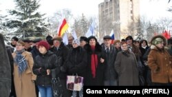 Но слышал и я и другое мнение: избиратель сказал мне, что не знает, за кого голосовать, потому что ему никто не может объяснить, какие группы влияния представляют эти кандидаты, кто придет вместе с ними к власти