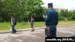 Сотрудник узбекской милиции наблюдает за прохожими. Иллюстративное фото.